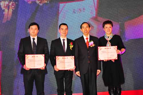 6、大會向愛心人士香港福建石獅旅港同鄉(xiāng)會副會長蔡榮展先生、深圳深勘房地產(chǎn)開發(fā)公司董事長邱遠明先生、深圳琉璃時光董事長劉湘
