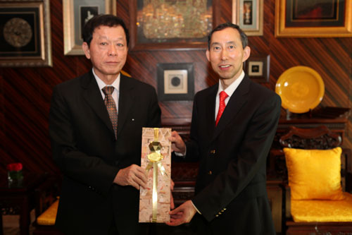 4、龍宇翔執(zhí)行主席向來訪的泰國國王科技大學校長Teravuti Boonyasopon贈送紀念品。.jpg
