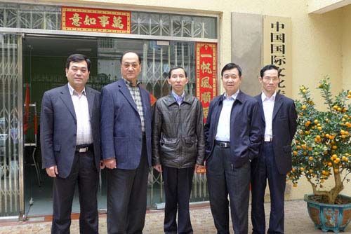 1、中國國際文化傳播中心執(zhí)行主席龍宇翔與中南聯(lián)絡部部分同志合影.jpg