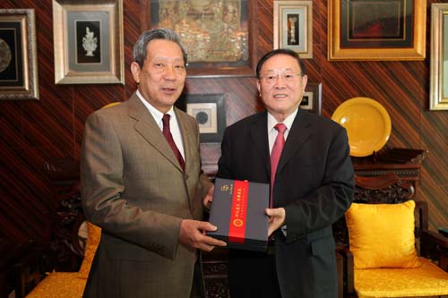 3、胡彥林上將向來訪的泰國前副總理、泰中文化經(jīng)濟協(xié)會會長披尼贈送紀念品。.jpg
