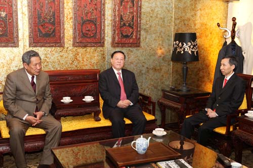2、胡彥林、龍宇翔與披尼訪華團就雙方共同關(guān)心的經(jīng)貿(mào)、文化、教育等領(lǐng)域的問題進行了廣泛交流。.jpg
