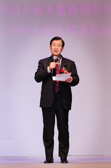 2、中國國際文化傳播中心藝術(shù)總監(jiān)盛和泰將軍代表主辦單位致。.jpg