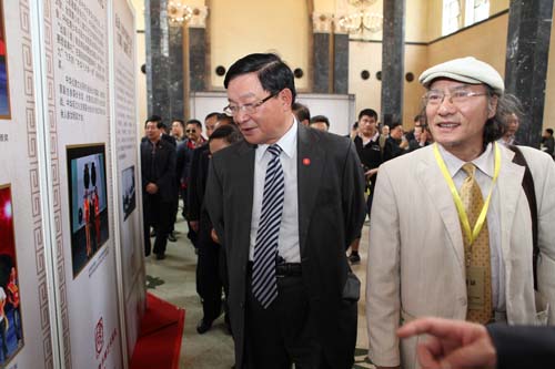 4、出席展覽會的領(lǐng)導和嘉賓們參觀展品。.jpg