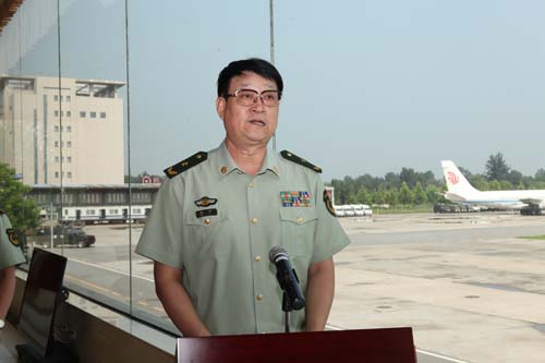 4、武警特警學(xué)院院長趙四在致辭中表示中國國際文化傳播中心和中國書畫藝術(shù)委員會對學(xué)院的關(guān)心和支持,是對特警官兵最大的鼓舞和