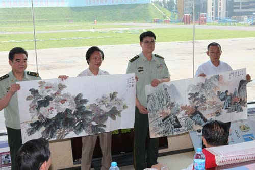 2、中國書畫藝術(shù)委員會書畫家向武警特警學(xué)院捐贈書畫作品。.jpg