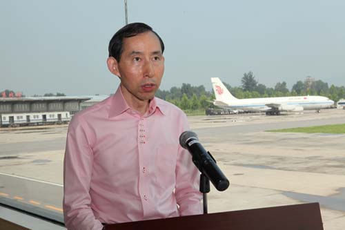 3、龍宇翔執(zhí)行主席代表中國國際文化傳播中心和中國書畫藝術(shù)委員會向武警特警學(xué)院的官兵致以節(jié)日的祝賀。.jpg