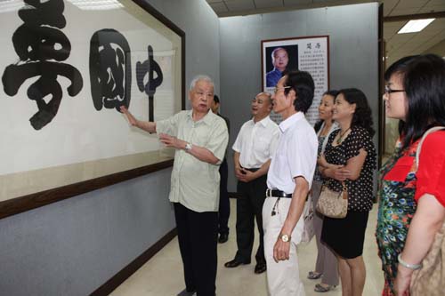 6.邵華澤世界風(fēng)情攝影展開展后,廣受觀眾好評。_9403.jpg