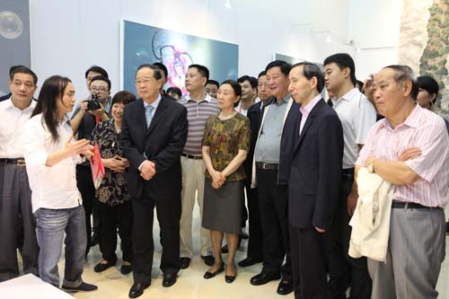2、2013年9月12日,“舒勇和他的社會(huì)”作品展在湖南舉行,第十屆全國(guó)政協(xié)副主席張懷西、中國(guó)國(guó)際文化傳播中心唐天標(biāo)等領(lǐng)