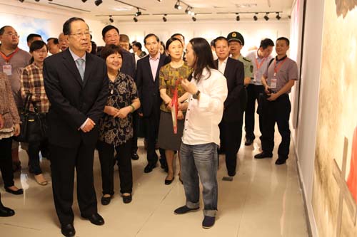 1、2013年9月12日,“舒勇和他的社會(huì)”作品展在湖南舉行,第十屆全國(guó)政協(xié)副主席張懷西、中國(guó)國(guó)際文化傳播中心唐天標(biāo)等領(lǐng)