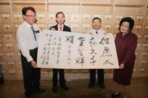 5、中國國際文化傳播中心副主席張黎、執(zhí)行主席龍宇翔向韓國金大中夫人李姬鎬贈送書法作品。.jpg