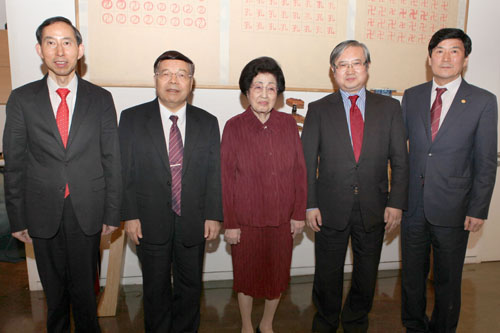 6、會談結(jié)束后,中心領(lǐng)導(dǎo)和來訪貴賓合影留念。.jpg