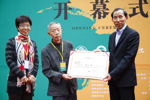 2、中國國際文化傳播中心黨組書記、執(zhí)行主席應(yīng)邀出席展覽并為書畫家頒布收藏證書。.JPG