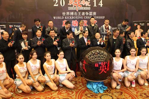 3、出席啟動儀式的領(lǐng)導(dǎo)和嘉賓與選手們合影留念。.jpg