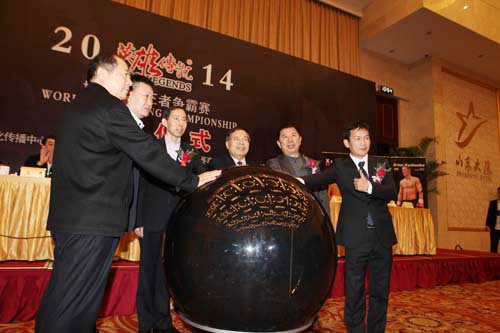2、出席儀式的領(lǐng)導(dǎo)和嘉賓們正式啟動大賽。.jpg