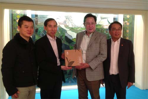 1、龍宇翔執(zhí)行主席向來華訪問的泰國參議院體育常務(wù)委員會(huì)主席札藍(lán)·志英日榮贈(zèng)送紀(jì)念品。.jpg