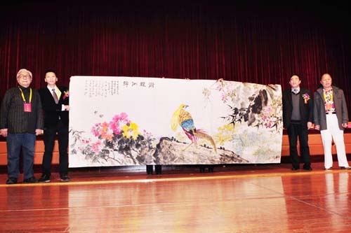 6、中國書畫藝術(shù)委員會藝術(shù)家向東南聯(lián)絡(luò)部贈送書畫作品.jpg
