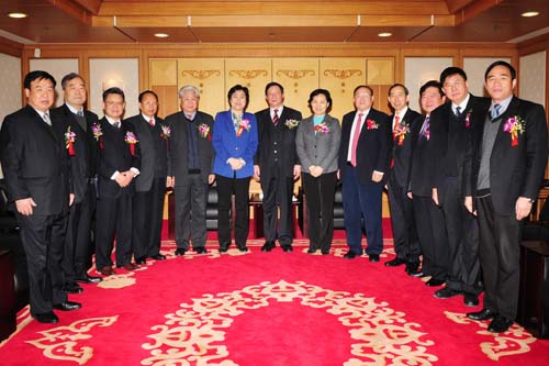 13、出席揭牌儀式的各位領(lǐng)導(dǎo)合影留念。(攝影:龍人).jpg