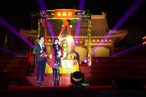 1、2013年12月31日晚,由中國愛心工作委員會(huì)、洗心基金會(huì)聯(lián)合主辦的2014湖南新年撞鐘祈福公益盛典在長沙洗心禪寺隆