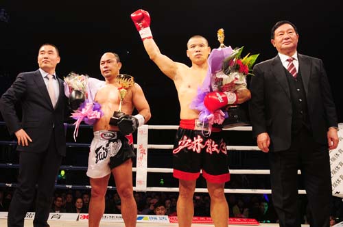 1、英雄傳說(shuō)2014世界自由搏擊爭(zhēng)霸賽1月3日在濟(jì)南奧體中心成功上演,圖為中國(guó)國(guó)際文化傳播中心第一副主席唐天標(biāo)為獲勝選手