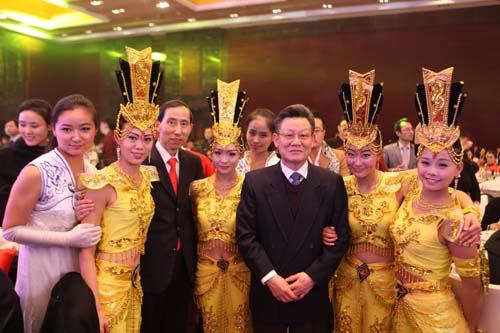 4、聯(lián)合國可持續(xù)發(fā)展大會(huì)秘書長(zhǎng)、中國國際文化傳播中心副主席沙祖康,中國國際文化傳播中心黨組書記、執(zhí)行主席龍宇翔和演職人員