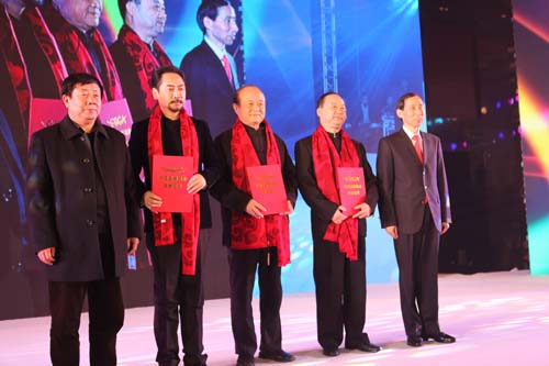 3、中國國際文化傳播中心黨組書記、執(zhí)行主席龍宇翔為獲獎(jiǎng)品牌代表頒發(fā)榮譽(yù)證書。.jpg