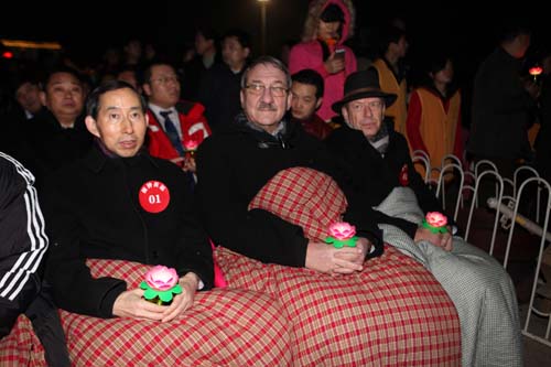 2、中國愛心工作委員會(huì)主席龍宇翔,以及法國瓦勒德瓦茲省副省長喬治•柳耐爾、戴高樂將軍侄孫海謐•戴