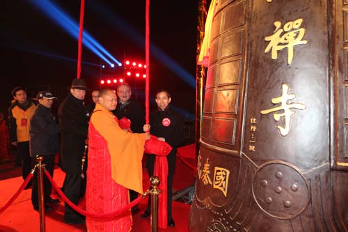3、中國愛心工作委員會(huì)主席龍宇翔,以及法國瓦勒德瓦茲省副省長喬治•柳耐爾、戴高樂將軍侄孫海謐•戴