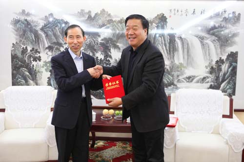 7、和田地區(qū)行政公署副專員楊渭鋒向龍宇翔頒發(fā)榮譽(yù)證書.jpg