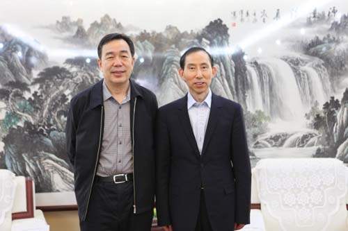 5、和田地委書記閆國燦會(huì)見龍宇翔、感謝中國國際文化傳播中心、中國愛心工作委員會(huì)對(duì)和田地震災(zāi)區(qū)的關(guān)愛和援助。.jpg