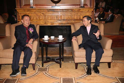 2、龍宇翔執(zhí)行主席和王志民會(huì)長(zhǎng)親切交談。.jpg