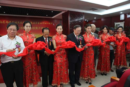 1、中國(guó)國(guó)際文化傳播中心副主席胡彥林、喻林祥等領(lǐng)導(dǎo)在開幕式上剪彩.jpg
