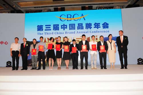 8,龍宇翔執(zhí)行主席、楊學(xué)義書(shū)記和海謐戴高樂(lè)先生為奧運(yùn)冠軍頒發(fā)“中國(guó)自主品牌推廣大使”榮譽(yù)證書(shū).jpg