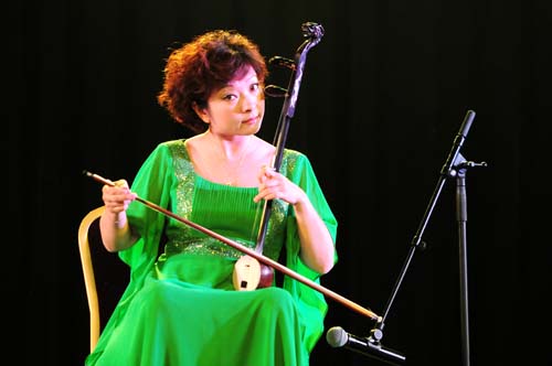 14、中國戲曲學(xué)院教授牛長虹表演板胡獨奏.jpg