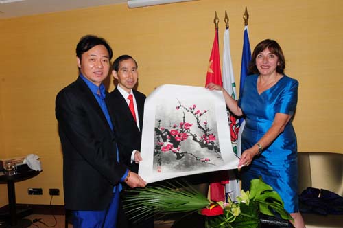 4、龍宇翔執(zhí)行主席和畫家沉浮向羅伯斯副市長贈送畫作.jpg
