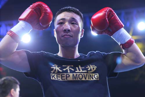 6、曾獲得WBO世界輕量級(jí)青年拳王向靜出賽時(shí)信心十足。.jpg