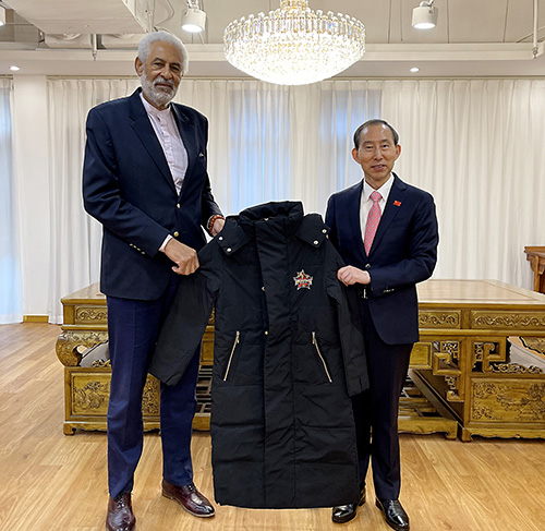 2龍宇翔向羅伯特·匡特贈(zèng)送昆侖鴻星冰球隊(duì)冬季隊(duì)服.jpg