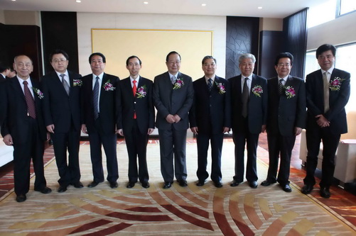 2、與全國政協(xié)副主席李金華、十屆全國政協(xié)副主席張懷西等參加“2012中國(無錫)吳文化節(jié)”的領(lǐng)導(dǎo)合影。.JPG