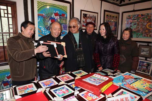 3、采風團的藝術(shù)家們走進上海金山區(qū)楓涇鎮(zhèn)中國農(nóng)民畫村的丹青人家,與農(nóng)民畫家一起探討繪畫技藝。.jpg