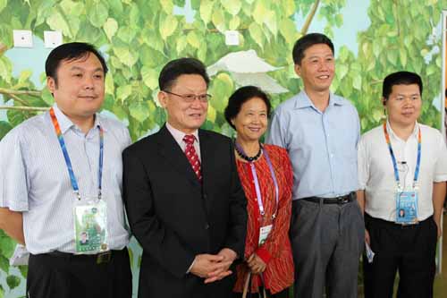 6、聯(lián)合國副秘書長沙祖康與世園會工作人員合影留念.jpg