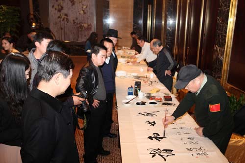 6、采風團的書畫藝術(shù)家舉行筆會,熱情描繪新農(nóng)村的新景象。.jpg