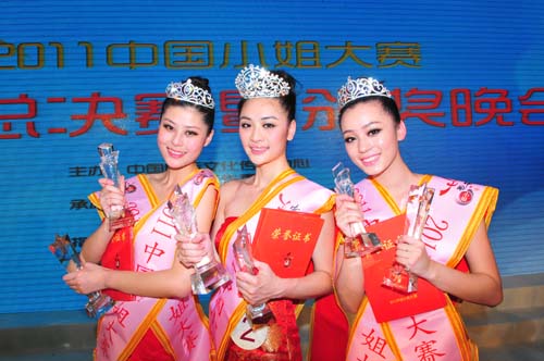 7冠、亞、季軍現(xiàn)場(chǎng)合影。(攝影:龍人) .jpg