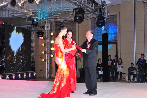 4全國(guó)人大副委員長(zhǎng)、中國(guó)國(guó)際文化傳播中心主席司馬義·鐵力瓦爾地為冠軍林路靜頒發(fā)證書。.jpg