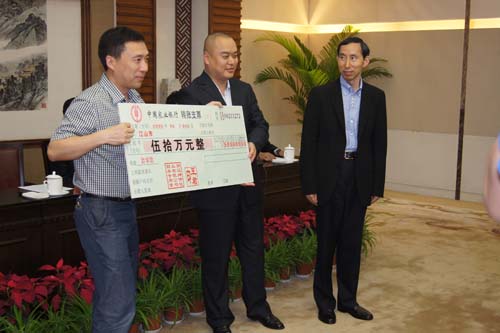 3龍宇翔和浙江江山市紳伊化工有限公司董事長王君為支援當地教育工作向江山市.jpg