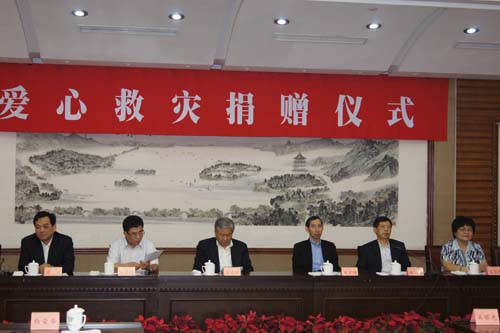 1六月十七日中國愛心工作委員會向浙江受澇地區(qū)捐款救災儀式在浙江人民大會堂會議廳舉行。.jpg