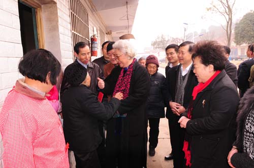 1、2013年1月28日,中國國際文化傳播中心、中國愛心工作委員會慰問團(tuán)一行來到湖南省臨澧縣陳二鄉(xiāng)敬老院慰問。.jpg