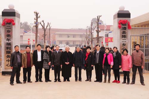 5、慰問團(tuán)一行在臨澧縣陳二鄉(xiāng)敬老院前合影。.jpg
