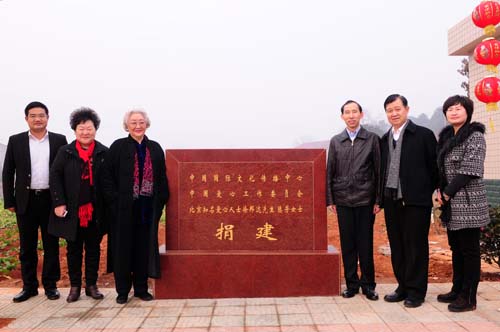 3、中國國際文化傳播中心執(zhí)行主席、中國愛心工作委員會主席龍宇翔,愛心大使滕芳女士,中國國際文化傳播中心藝術(shù)總監(jiān)盛和泰與臨