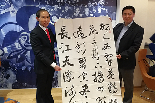 1龍宇翔向使館贈(zèng)送趙達(dá)武創(chuàng)作的書(shū)法作品.jpg