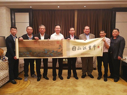 5、龍宇翔向披尼贈送“千里江山圖”.jpg
