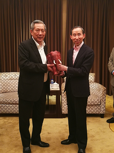 2、披尼向龍宇翔贈送紀念品.jpg
